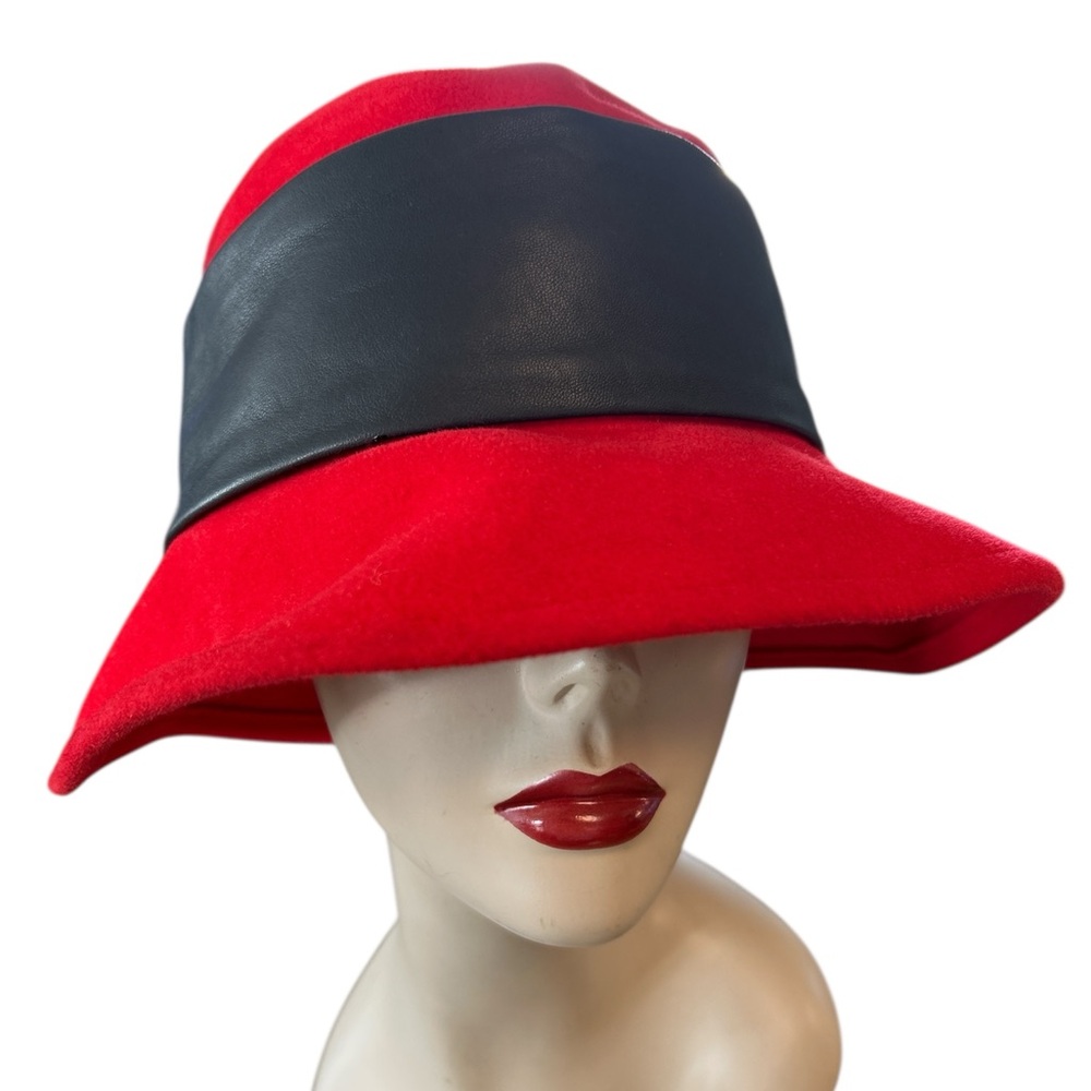 Vintage felt cloche hat wide leather band